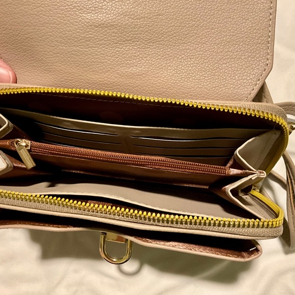 Malibu Skye Crossbody Wallet/Bag/Purse - New with Tag - Beige 8 inches - Picture 4 of 5